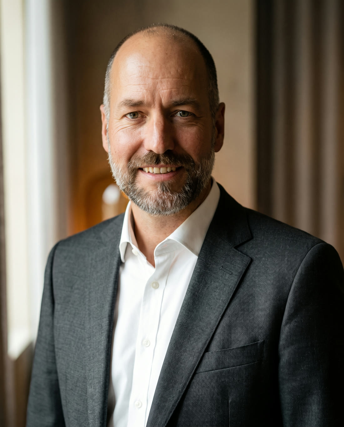 Thomas Hartenfels, Porträt im Sakko